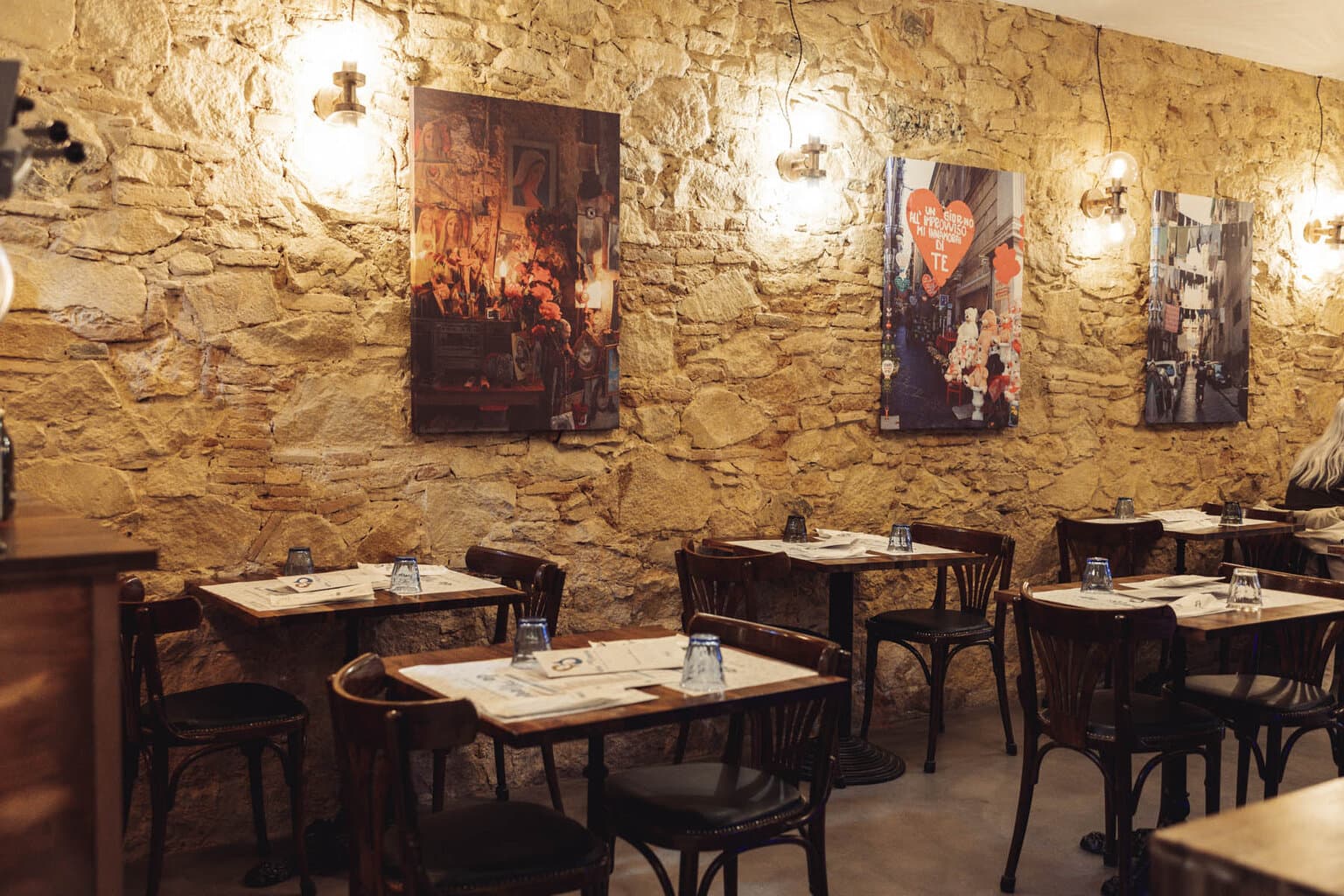 Sala de la trattoria Da Nanni de Gràcia amb les taules parades