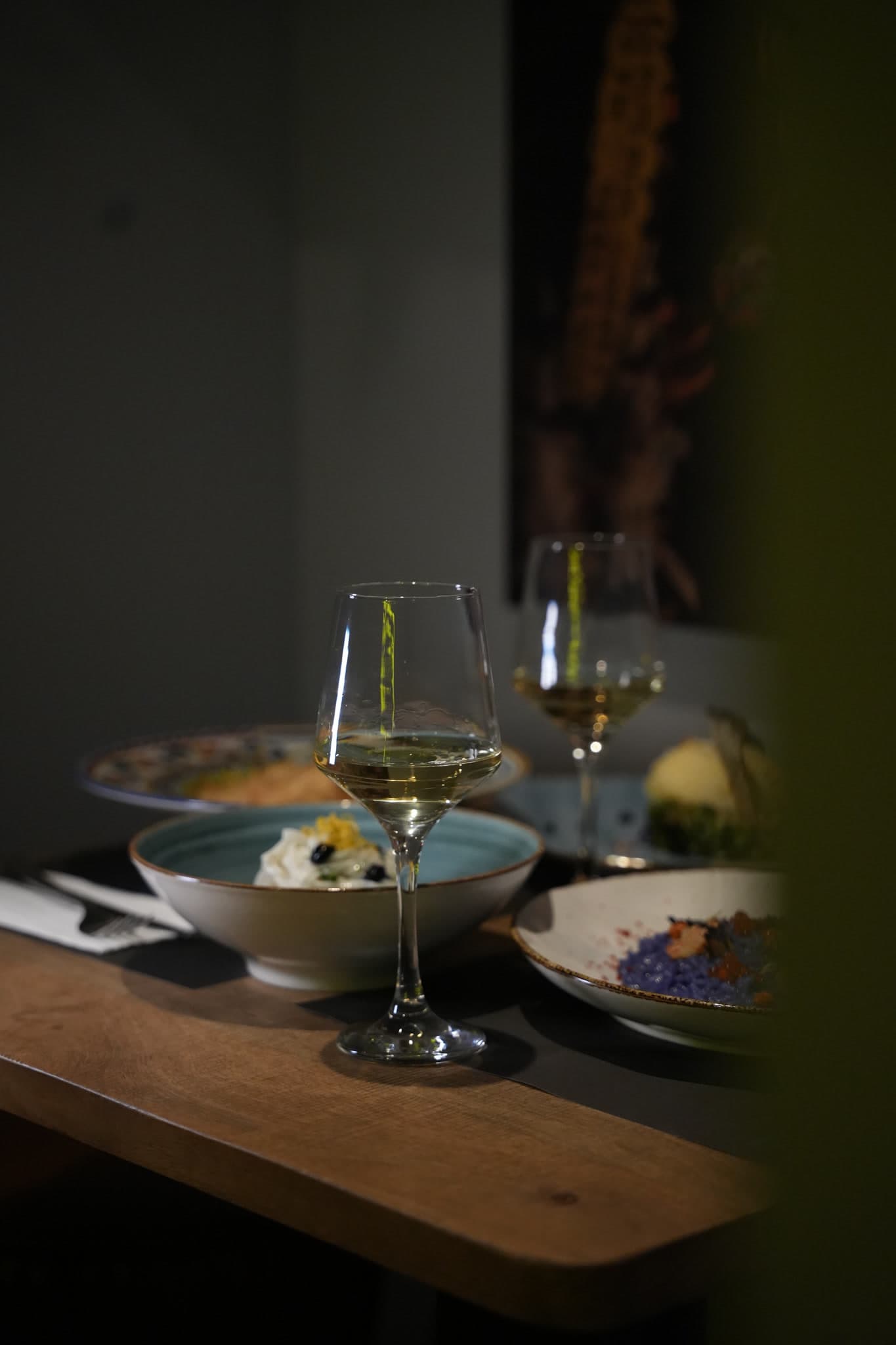 Mesa servida con vino y antipasti en un restaurante Da Nanni