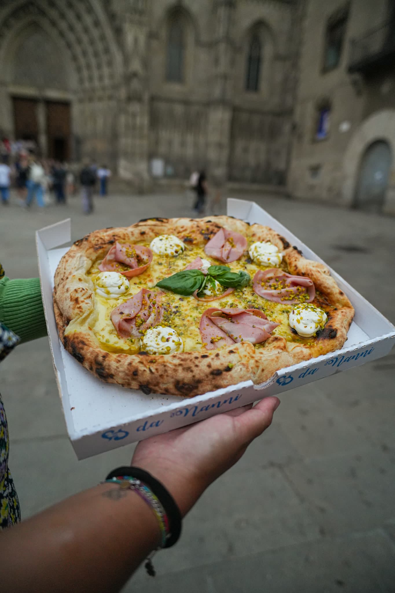 Da Nanni Neapolitan pizza to take away, opposite Barcelona Cathedral